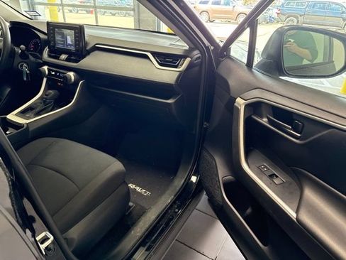 Used 2020 Toyota RAV4 LE FWD image 7