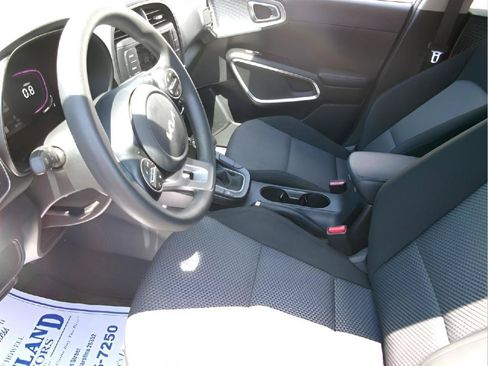Used 2025 Kia Soul LX w/ LX Technology Package FWD image 13