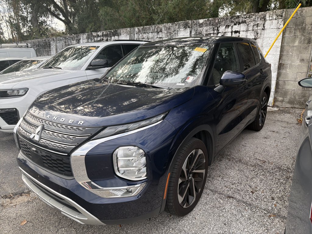 Used 2023 Mitsubishi Outlander SE FWD image 3