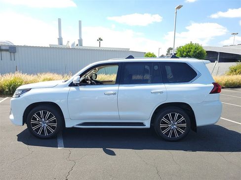 Used 2017 Lexus LX 570 4WD image 3
