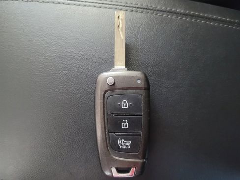 Used 2020 Hyundai Santa Fe SE image 32