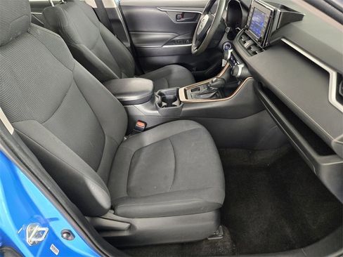 Used 2020 Toyota RAV4 LE image 17