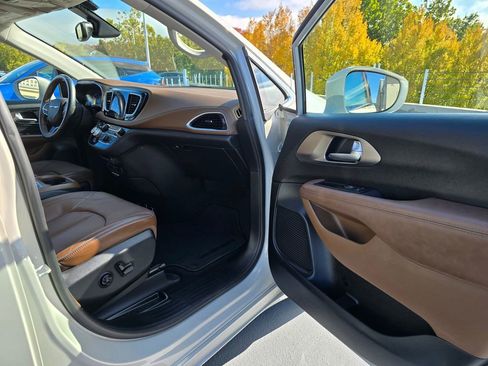 Used 2017 Chrysler Pacifica Limited image 13