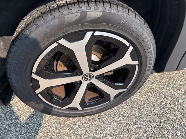 Certified 2025 Volkswagen Tiguan SE AWD/4WD image 12