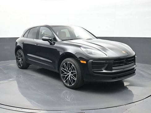 Certified 2025 Porsche Macan AWD/4WD image 23