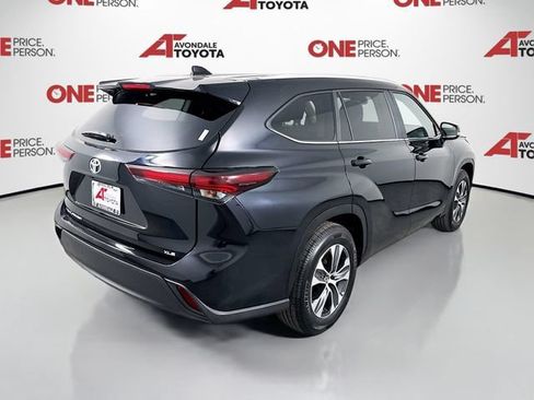 Certified 2025 Toyota Highlander XLE FWD image 8