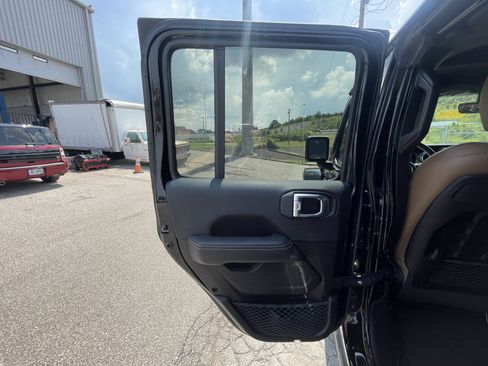 Used 2023 Jeep Wrangler Unlimited Rubicon w/ LED Lighting Group AWD/4WD image 31
