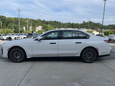 Certified 2025 BMW 740i w/ Premium Package RWD image 5