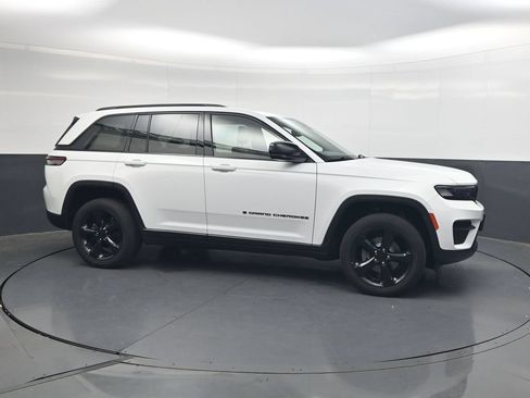 Used 2023 Jeep Grand Cherokee Altitude AWD/4WD image 4