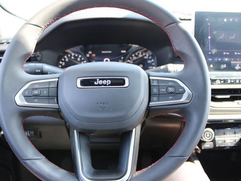 Used 2025 Jeep Compass Trailhawk AWD/4WD image 33