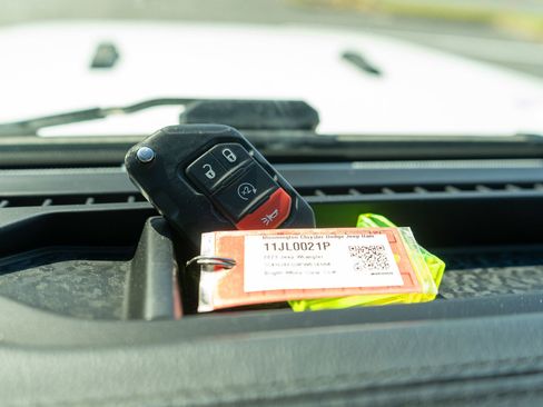 Used 2023 Jeep Wrangler Unlimited Sahara image 30