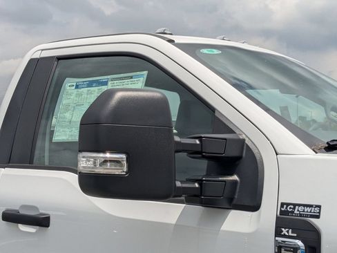 Used 2025 Ford F550 4x4 Regular Cab Super Duty image 12