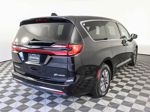 Used 2024 Chrysler Pacifica Select image 8