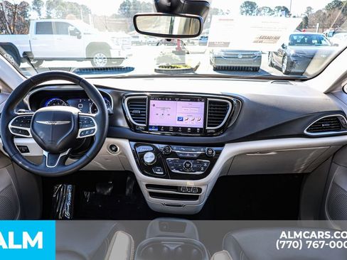 Used 2024 Chrysler Pacifica Touring-L image 32