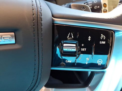 Certified 2025 Land Rover Range Rover SE image 16