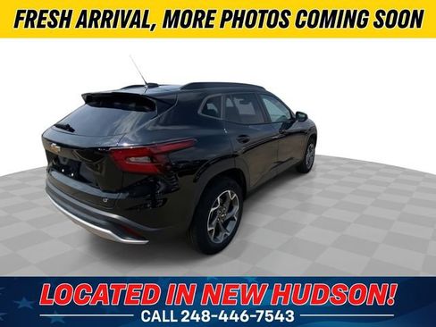 Used 2024 Chevrolet Trax LT w/ Driver Confidence Package FWD image 2