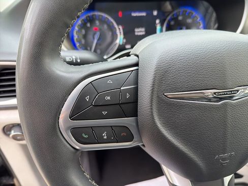 Used 2023 Chrysler Pacifica Touring-L FWD image 21