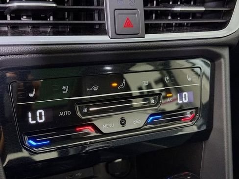 Used 2025 Volkswagen Taos SEL image 18