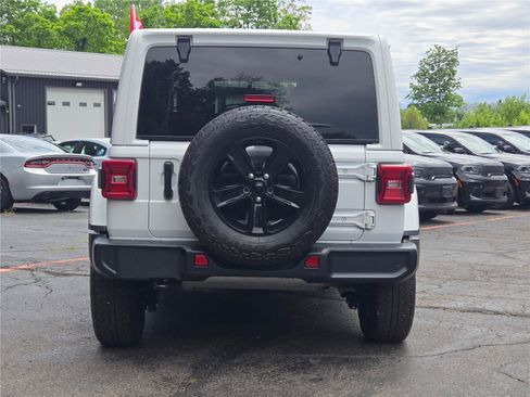 Used 2023 Jeep Wrangler Unlimited Sahara AWD/4WD image 12