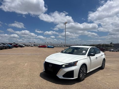 Certified 2025 Nissan Altima 2.5 SV FWD image 7