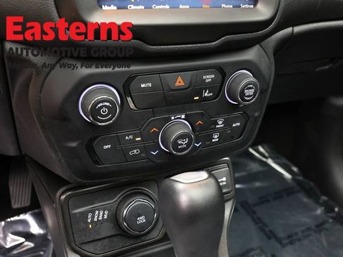 Used 2022 Jeep Renegade Limited w/ Sun, Sound & Wheels Group AWD/4WD image 20