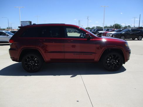 Used 2022 Jeep Grand Cherokee Laredo X image 7