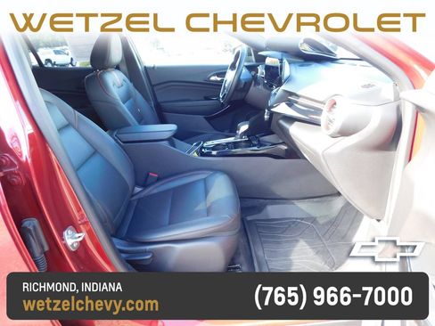 Used 2025 Chevrolet Trax RS w/ Sunroof Package FWD image 17