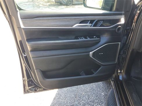 Used 2024 Jeep Wagoneer L Series II image 10