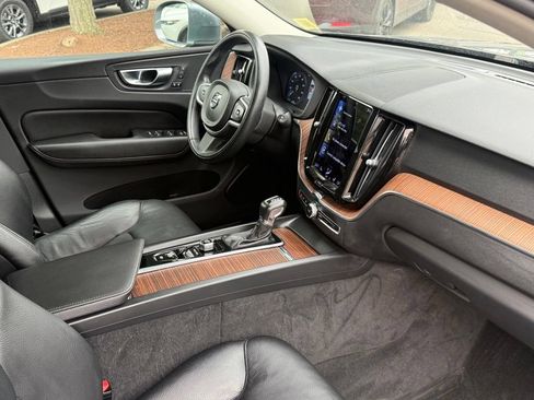 Used 2021 Volvo XC60 T5 Momentum w/ Premium Package AWD/4WD image 31