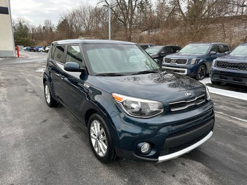 Used 2017 Kia Soul + image 3
