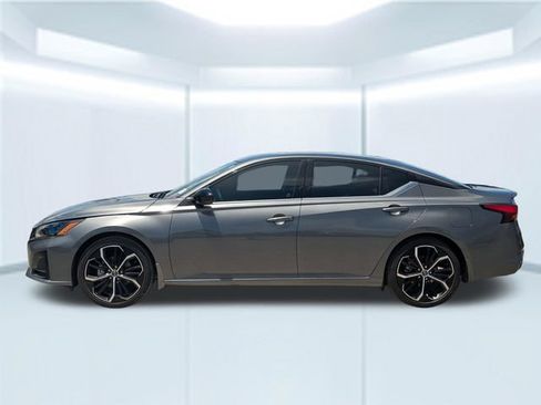 Used 2024 Nissan Altima 2.5 SR FWD image 2