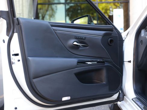 Used 2024 Lexus ES 300h w/ Premium Package image 32