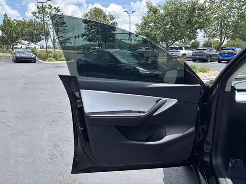 Used 2021 Tesla Model Y Long Range AWD/4WD image 25