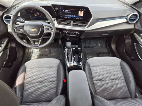 Used 2025 Chevrolet Trax LT FWD image 27