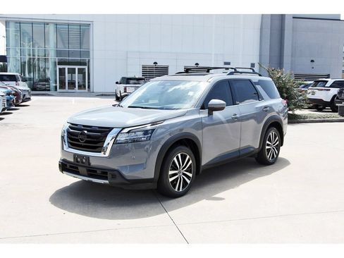 Used 2024 Nissan Pathfinder Platinum FWD image 3