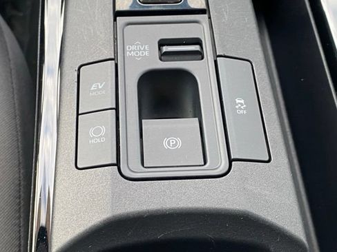 Certified 2023 Toyota Prius LE AWD/4WD image 19