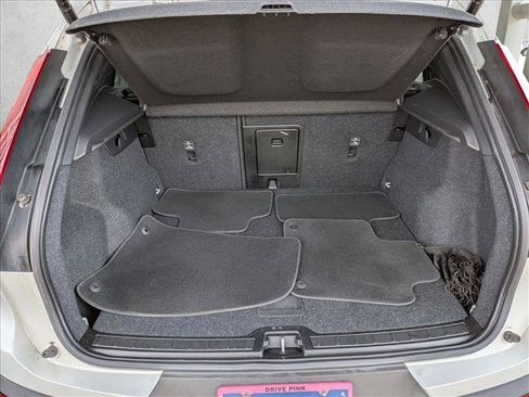 Used 2022 Volvo XC40 T4 Momentum FWD image 7