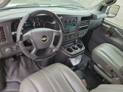 Used 2018 Chevrolet Express 2500 Extended RWD image 13