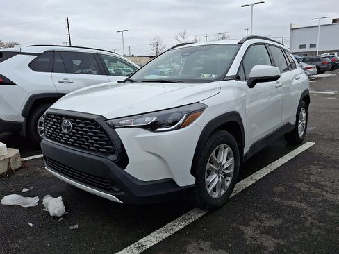 Used 2023 Toyota Corolla Cross LE w/ Moonroof Package image 2