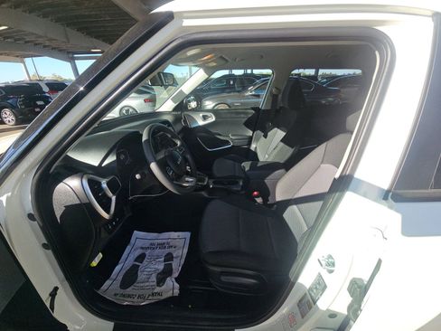 Used 2025 Kia Soul LX w/ LX Technology Package FWD image 14