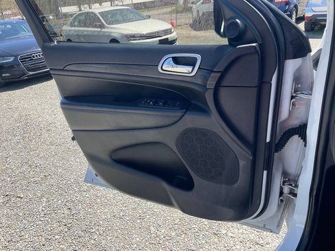 Used 2019 Jeep Grand Cherokee Altitude AWD/4WD image 23