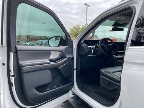 Used 2025 Ford Expedition Active AWD/4WD image 10