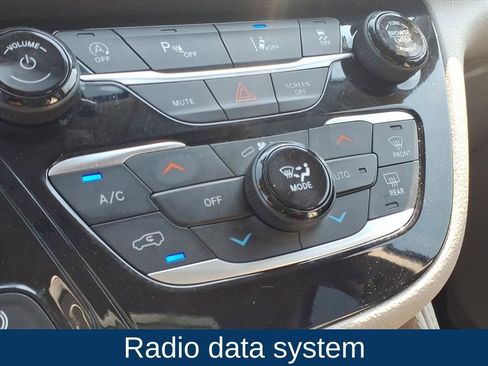 Used 2023 Chrysler Pacifica Limited image 6