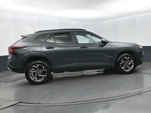 Used 2025 Chevrolet Trax LT FWD image 4