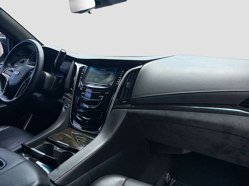 Used 2018 Cadillac Escalade Platinum RWD image 32