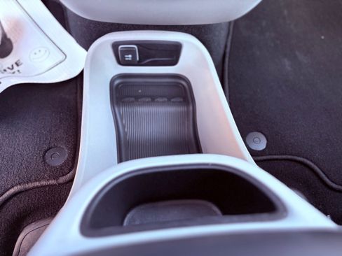 Used 2024 Chrysler Pacifica Touring-L image 28