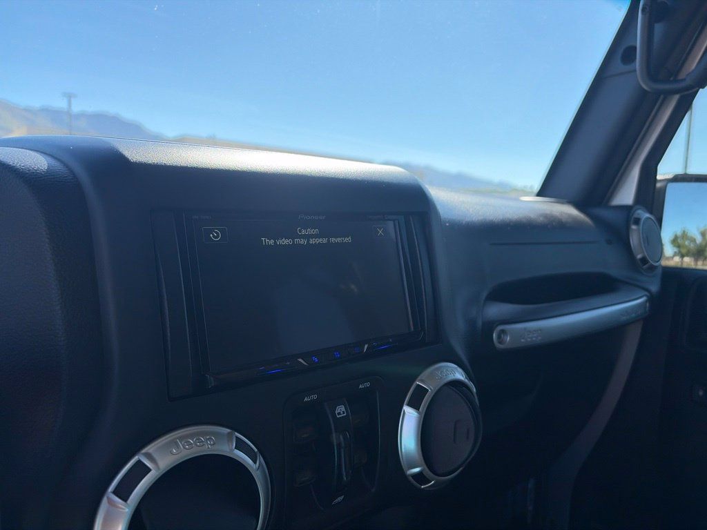 Used 2018 Jeep Wrangler Unlimited Sahara AWD/4WD image 15