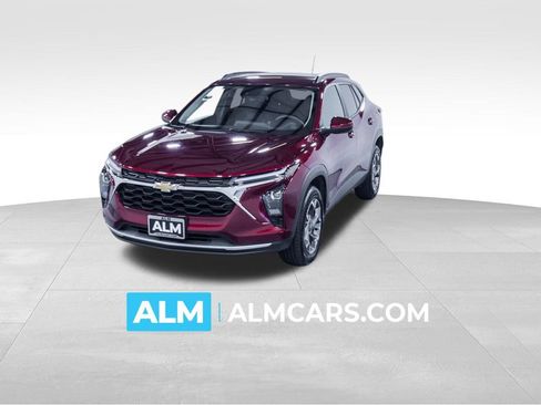 Used 2025 Chevrolet Trax LT FWD image 1