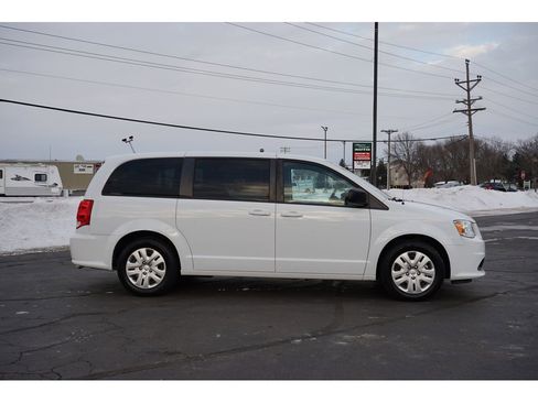 Used 2018 Dodge Grand Caravan SE w/ UConnect Hands-Free Group image 2