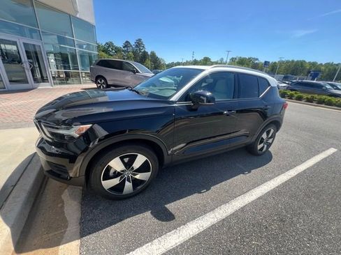 Used 2020 Volvo XC40 T5 Momentum w/ Premium Package image 2